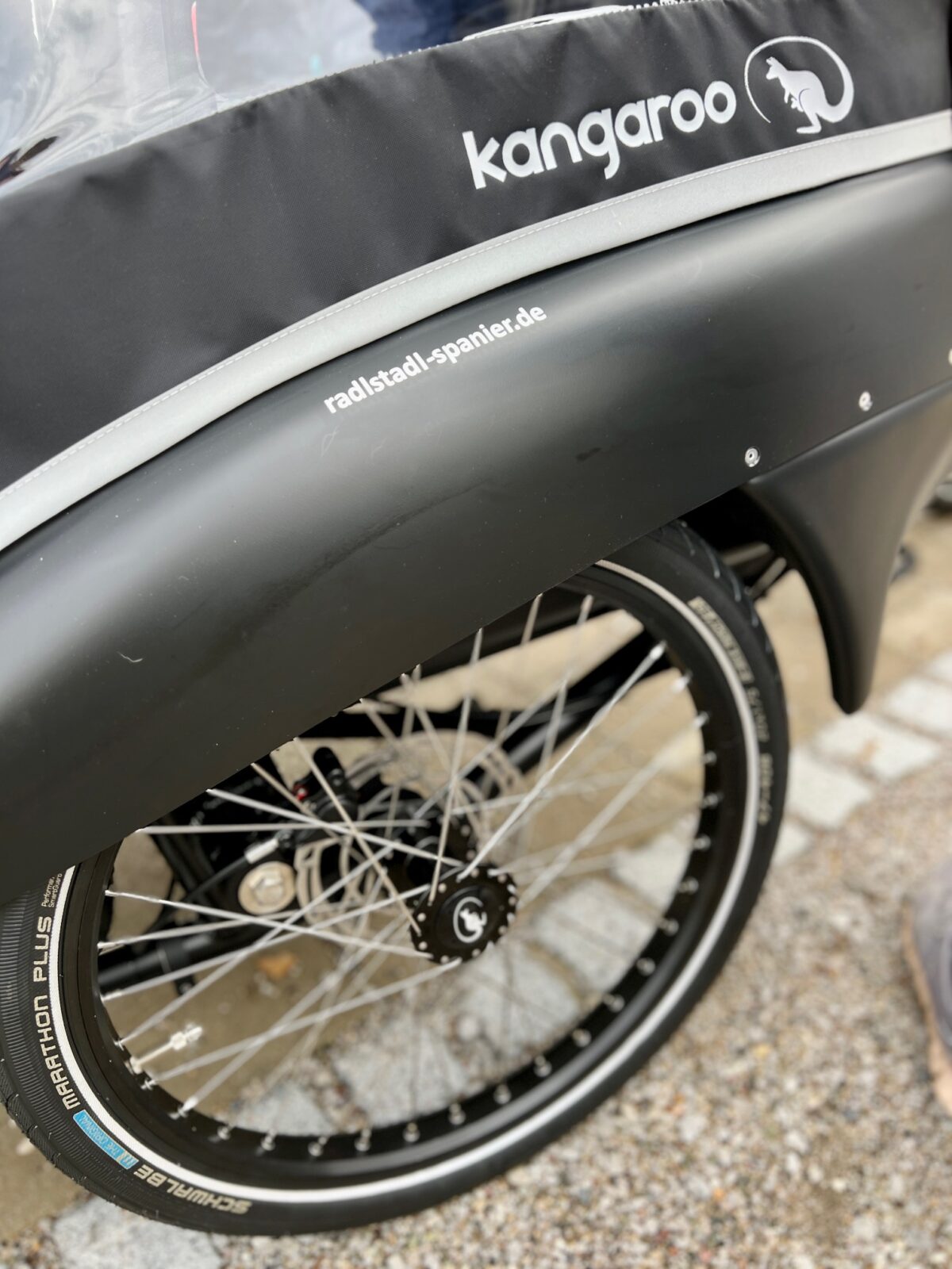 Das Bild zeigt das Rad eines neuen Lastenfahrrads von der Marke "kangaroo".