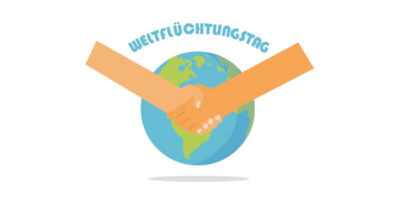 Illustration zum Weltflüchtlingstag. Zwei Hände, die sich über einem Globus reichen, symbolisieren Solidarität und Unterstützung für Flüchtlinge weltweit. Der Schriftzug "Weltflüchtlingstag" ist in einem blauen Bogen über dem Globus platziert.