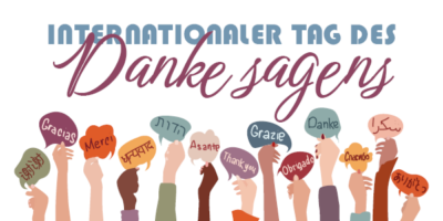 Illustration zum Internationalen Tag des Danke-Sagens. Verschiedene Hände halten Sprechblasen mit dem Wort „Danke“ in unterschiedlichen Sprachen vor einem Globus. Das Bild symbolisiert globale Dankbarkeit und Vielfalt.