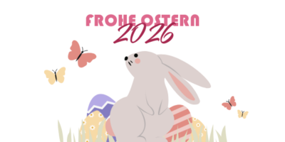 Illustration eines grauen Osterhasen, der vor bunt dekorierten Ostereiern in einer Wiese sitzt. Umgeben von flatternden Schmetterlingen in verschiedenen Farben und darüber der Schriftzug „Frohe Ostern 2026“. Ein fröhliches und farbenfrohes Motiv, das die Osterstimmung einfängt.