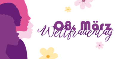 Illustration zum Weltfrauentag am 8. März mit stilisierten, farbigen Silhouetten von Frauen in Lila- und Pinktönen. Im Hintergrund sind zarte Blumen in Gelb und Rosa auf weißem Grund zu sehen. Der Schriftzug „08. März Weltfrauentag“ ist in einer eleganten Schrift gestaltet.