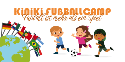 Illustration einer Weltkugel. Aus ihr ragen verschiedene Flaggen verschiedener Flagge, wie unter anderem Deutschland, Portugal, Frankreich, Kanada, Brasilien und so weiter. Darauf ist einbe Illustration von drei Kindern, die fröhlich einem Fußball hinterherlaufen. Über der Illustration ist fett die Headline „KiNiKi Fußballcamp – Fußball ist mehr als ein Spiel“ zu sehen.