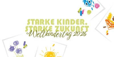 Plakat zum Weltkindertag 2026 mit dem Motto 'Starke Kinder. Starke Zukunft' in grüner Schrift. Das Design zeigt bunte, kindliche Zeichnungen und Kritzeleien auf Papierzetteln, darunter ein blaues Monster, Smileys, Blumen, ein Regenbogen und eine Sonne, umgeben von farbigen Stiften in Gelb, Blau, Pink und Grün. Die spielerische und farbenfrohe Gestaltung vermittelt Kreativität, Optimismus und Kinderfreundlichkeit.