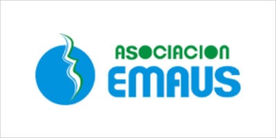 Das Bild zeigt das Logo der Asociación Emaús. Auf der linken Seite des Logos befindet sich ein blauer Kreis mit einer stilisierten weißen und grünen Linie, die möglicherweise eine Person oder ein Symbol darstellt. Rechts neben dem Kreis steht der Name der Organisation in grüner und blauer Schrift: "ASOCIACION EMAUS".