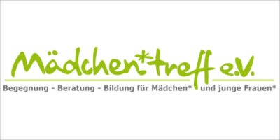 Das Bild zeigt das Logo des Vereins "Mädchentreff e.V.". Der Schriftzug ist in einer lebhaften grünen Farbe gehalten und betont die Worte "Mädchentreff e.V.". Unter dem Logo steht in grauer Schrift "Begegnung - Beratung - Bildung für Mädchen\* und junge Frauen\*", was die Kernbereiche des Vereins darstellt.