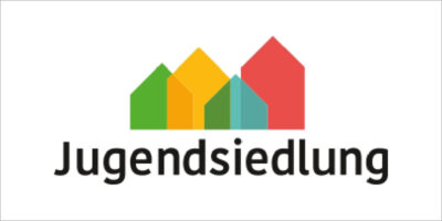 Das Bild zeigt das Logo der Jugendsiedlung. Es besteht aus fünf stilisierten Häusern in verschiedenen Farben, darunter Grün, Gelb, Orange, Blau und Rot. Unter den Häusern steht in schwarzer Schrift das Wort "Jugendsiedlung".
