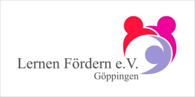 Das Bild zeigt das Logo des Vereins "Lernen Fördern e.V." aus Göppingen. Das Logo besteht aus drei stilisierten Figuren in den Farben Rot, Pink und Lila, die eine kreisförmige Anordnung bilden. Unter dem Logo steht der Vereinsname in schwarzer Schrift, gefolgt von dem Standort Göppingen.