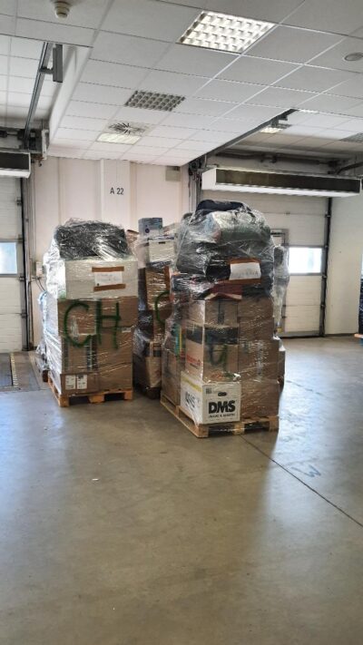 Mehrere Paletten mit verpackten Waren stehen in einem Lagerraum. Die Paletten sind mit verschiedenen Produkten beladen und sorgfältig verpackt. Im Hintergrund sind weitere Lagerregale und Materialien zu sehen.
