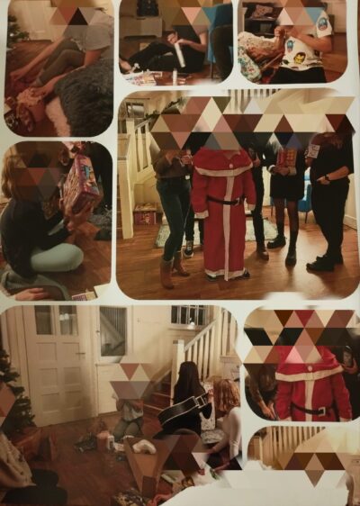 Eine Collage von Bildern, die eine Gruppe von Menschen zeigt, die Geschenke auspacken und eine festliche Feier genießen. Einige Personen tragen weihnachtliche Kleidung, darunter ein Kind im Weihnachtsmannkostüm. Die Szene spielt sich in einem gemütlichen Wohnzimmer mit Weihnachtsdekoration ab.