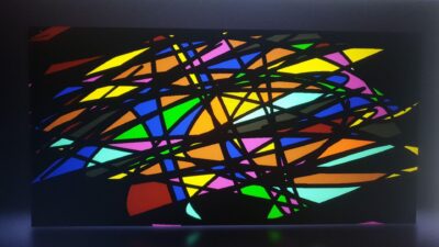 Das Bild zeigt eine bunte Scheibe. Dicke schwarze Streifen durchqueren die bunten Flächen und erzeugen eine gewisse Dynamik.