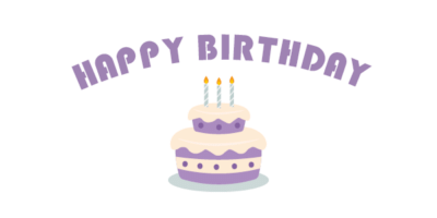 Zweistöckige Geburtstagstorte mit lila Verzierungen und drei brennenden Kerzen, darüber der Schriftzug "Happy Birthday"