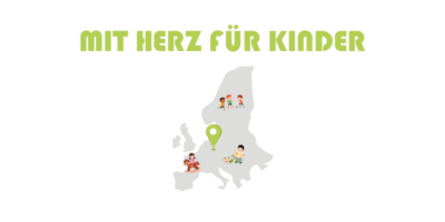 Illustration einer Europakarte mit Grafiken: Eine Grafik zeigt Kinder, die Fußball spielen, eine zeigt ein Kind das liest und die dritte zeigt ein Mädchen auf einem Schaukelpferd. Darüber steht der Schriftzug 'Mit Herz für Kinder', unten ergänzt durch 'Dauerhaft Gutes tun & nachhaltig helfen!'. Die Grafik vermittelt eine Botschaft von Engagement und Nachhaltigkeit für das Wohl von Kindern weltweit.