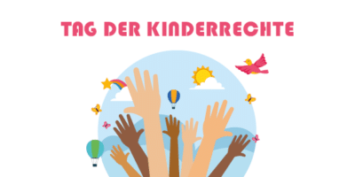 Illustration zum Tag der Kinderrechte mit einer bunten Darstellung von Händen unterschiedlicher Hautfarben, die in die Luft gestreckt sind. Im Hintergrund sind Wolken, ein Regenbogen, ein Heißluftballon, die Sonne und Vögel zu sehen, die eine fröhliche und hoffnungsvolle Atmosphäre schaffen. Als Headline steht über dem Motiv in pinker Schrift "Tag der Kinderrechte".