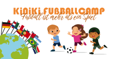 Illustration einer Weltkugel. Aus ihr ragen verschiedene Flaggen verschiedener Flagge, wie unter anderem Deutschland, Portugal, Frankreich, Kanada, Brasilien und so weiter. Darauf ist einbe Illustration von drei Kindern, die fröhlich einem Fußball hinterherlaufen. Über der Illustration ist fett die Headline „KiNiKi Fußballcamp – Fußball ist mehr als ein Spiel“ zu sehen.