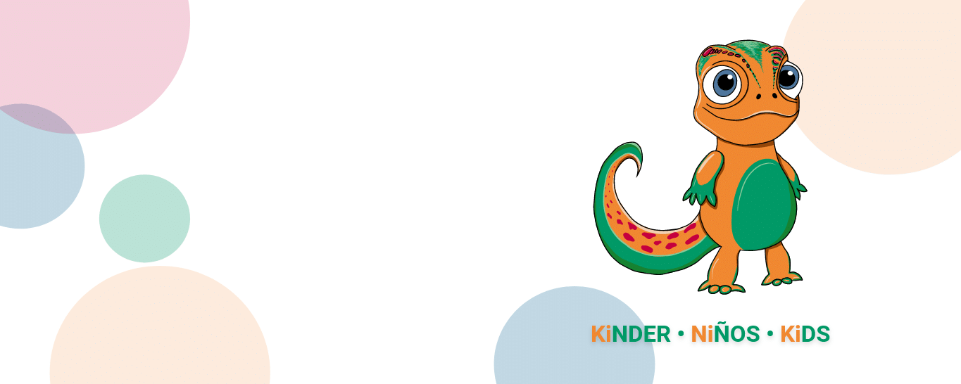 Das Bild zeigt einen bunten Cartoon-Gecko mit großen Augen und einem freundlichen Ausdruck. Der Gecko steht aufrecht und hat eine grüne und orangefarbene Färbung mit roten Punkten auf seinem Schwanz. Unter dem Gecko sind die Wörter "KINDER", "NIÑOS" und "KIDS" in bunten Buchstaben geschrieben, die auf Kinder in verschiedenen Sprachen hinweisen. Im Hintergrund sind große, farbige Kreise in Pastellfarben zu sehen.