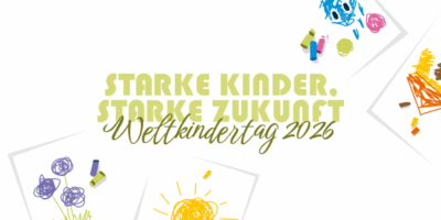 Plakat zum Weltkindertag 2026 mit dem Motto 'Starke Kinder. Starke Zukunft' in grüner Schrift. Das Design zeigt bunte, kindliche Zeichnungen und Kritzeleien auf Papierzetteln, darunter ein blaues Monster, Smileys, Blumen, ein Regenbogen und eine Sonne, umgeben von farbigen Stiften in Gelb, Blau, Pink und Grün. Die spielerische und farbenfrohe Gestaltung vermittelt Kreativität, Optimismus und Kinderfreundlichkeit.