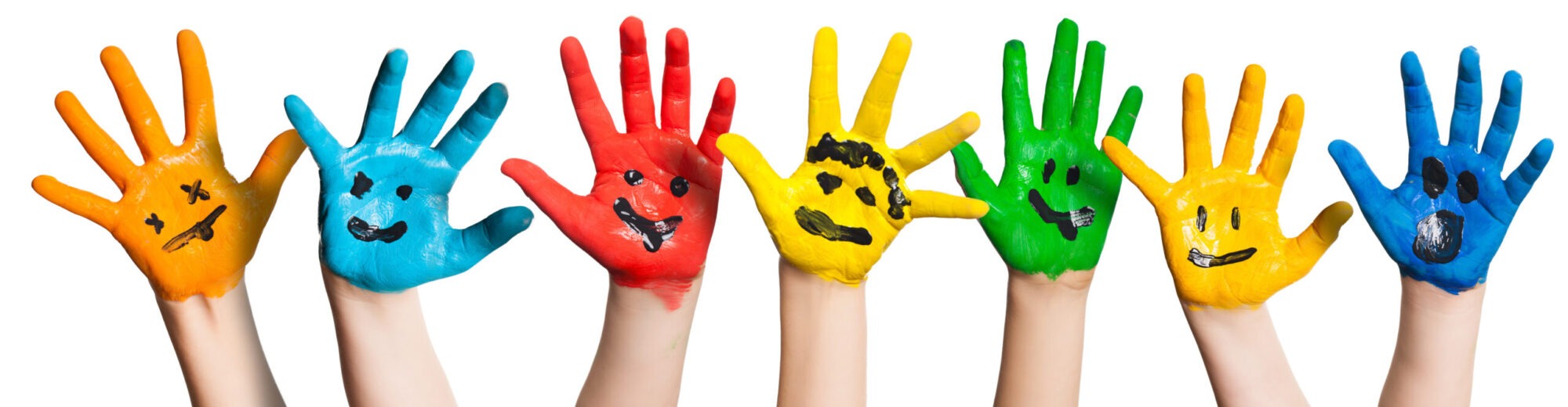 Mehrere Kinderhände sind bunt bemalt und zeigen verschiedene Gesichtsausdrücke. Jede Hand ist in einer anderen Farbe bemalt: gelb, blau, rot, grün und gelb. Die Gesichter auf den Händen zeigen unterschiedliche Emotionen wie Freude, Traurigkeit und Überraschung. Die Hände sind fröhlich und kreativ gestaltet, was auf ein Kunstprojekt oder eine spielerische Aktivität hinweist.