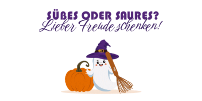Halloween-Motiv mit dem Schriftzug „Süßes oder Saures? Lieber Freude schenken!“ in lila Großbuchstaben und Schreibschrift auf weißem Hintergrund. Darunter steht ein lächelndes, weißes Cartoon-Gespenst mit rosigen Wangen, das einen lila Hexenhut mit goldener Schnalle trägt und einen Besen hält. Links neben ihm steht ein orangefarbener Kürbis mit grünem, gebogenem Stiel.